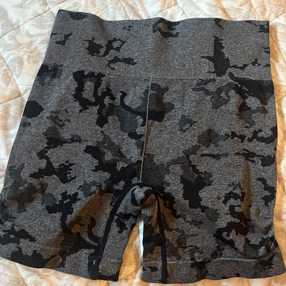 Amazon gym biker shorts camo size medium - Picture 2 of 3